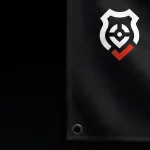 Macro na bandeira flutuando - Bandeira Preta - Logo BravoCop