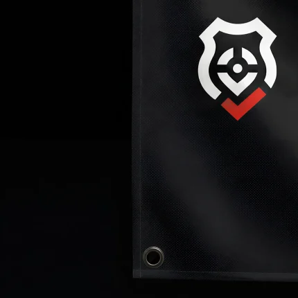 Macro na bandeira flutuando - Bandeira Preta - Logo BravoCop